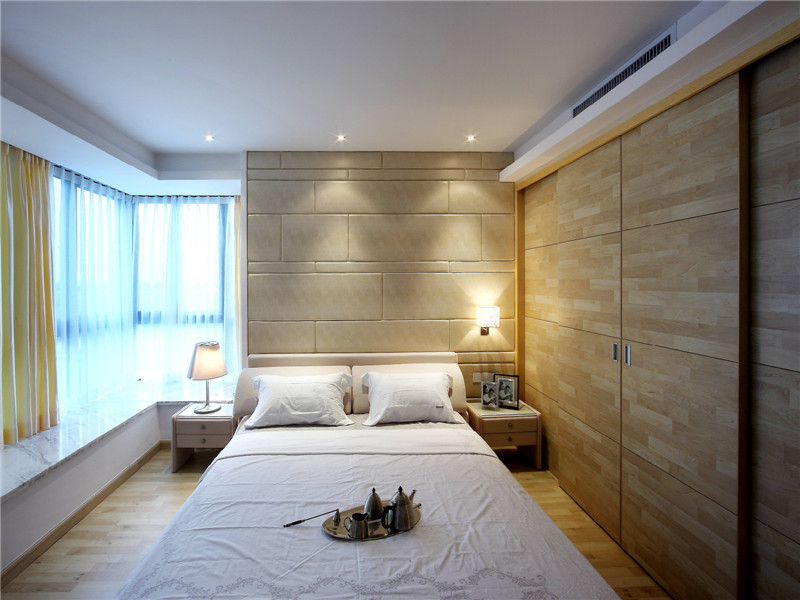 小户型现代原木色卧室装修设计图