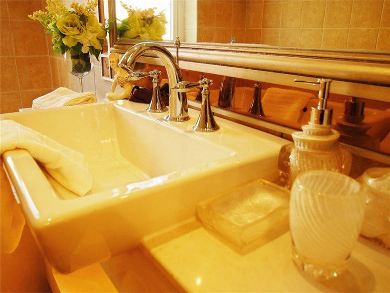 暖色系小户型卫生间洗手池设计装修